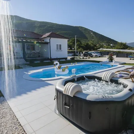 فيلة Noemi سيني