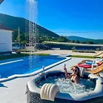 Noemi Villa *
