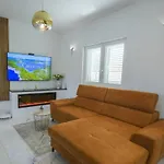 Noemi Villa *
