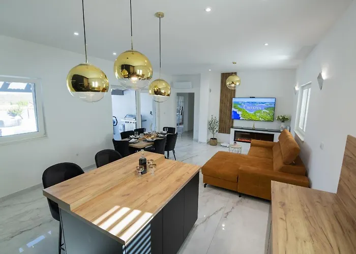 Noemi ヴィラ シニ