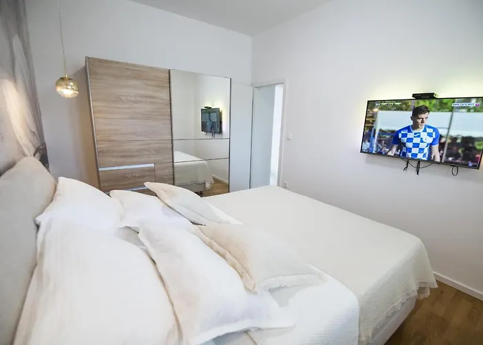 Noemi ヴィラ シニ